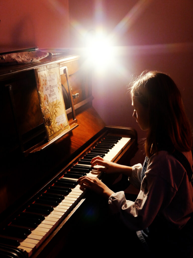 La Pianiste. by F.Glo, exhibited at Aurea Photo Gallery.